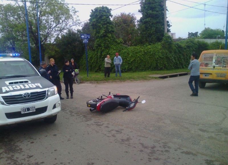 La moto quedó en el medio de la calzada.