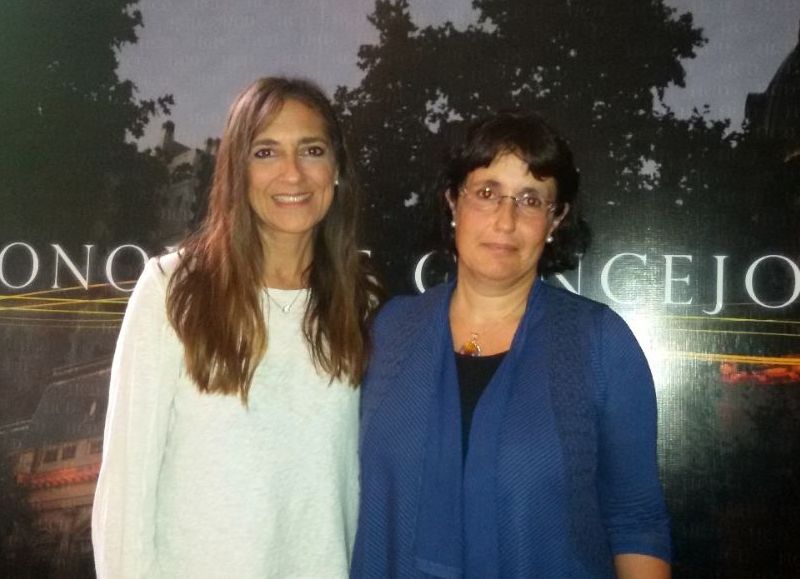 Marita Conti, titular de la Comisión de Salud local, junto a la investigadora Julie Brouder.
