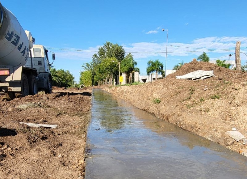 Se completa el último tramo de la obra de cordón cuneta en Barrio España