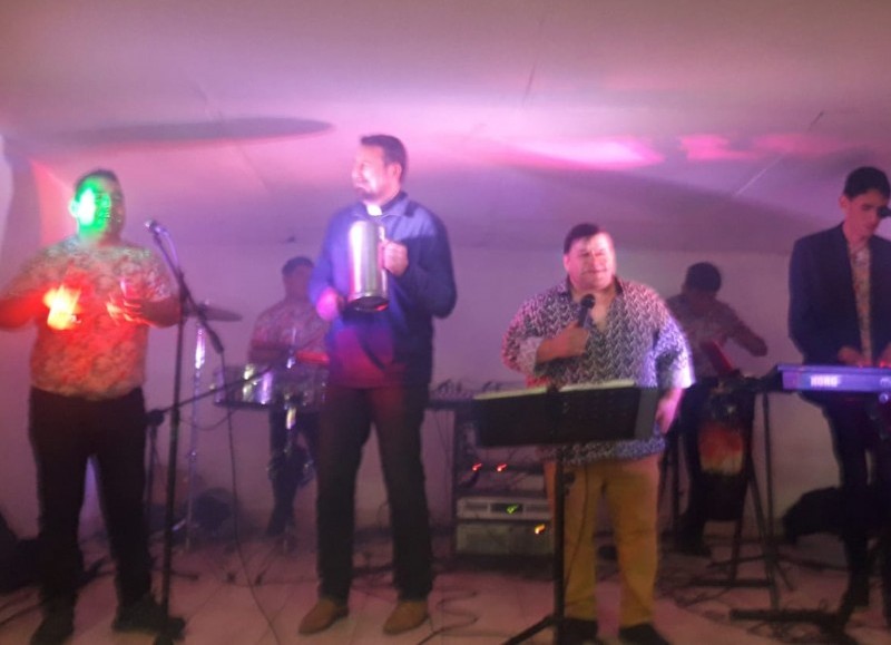 No faltó la música.