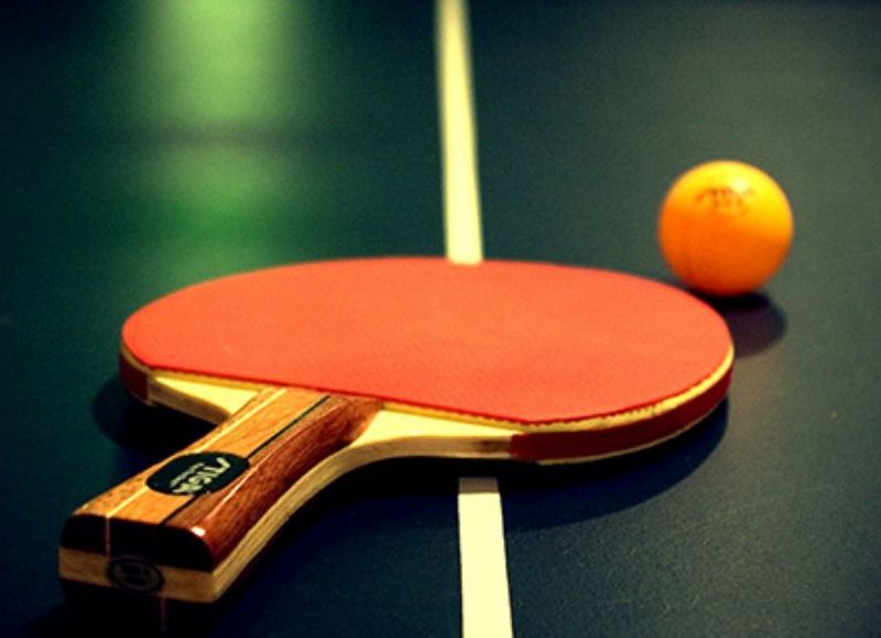 Tenis de mesa en el Club de los Abuelos.