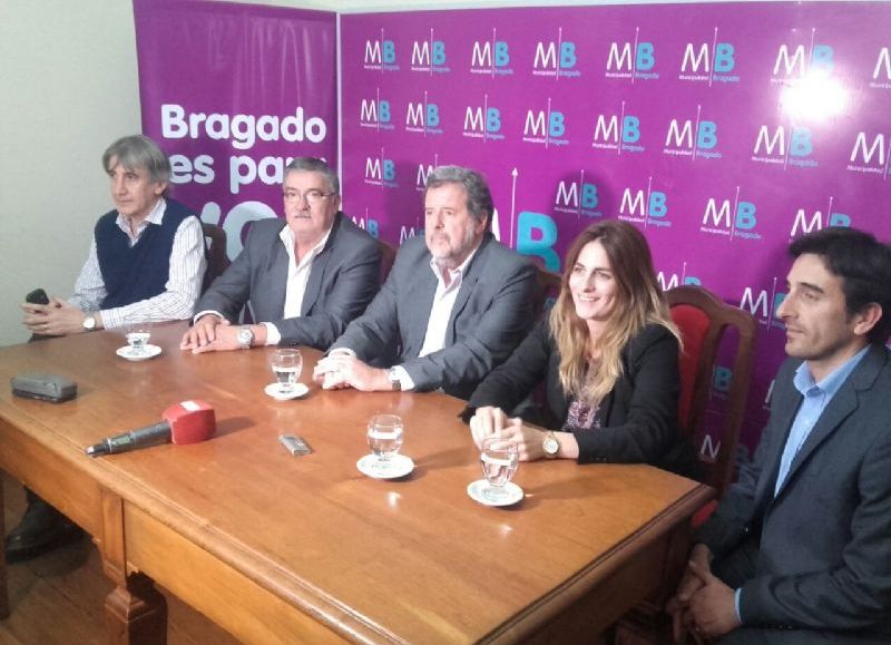 El ministro en conferencia de prensa, en la municipalidad de Bragado.