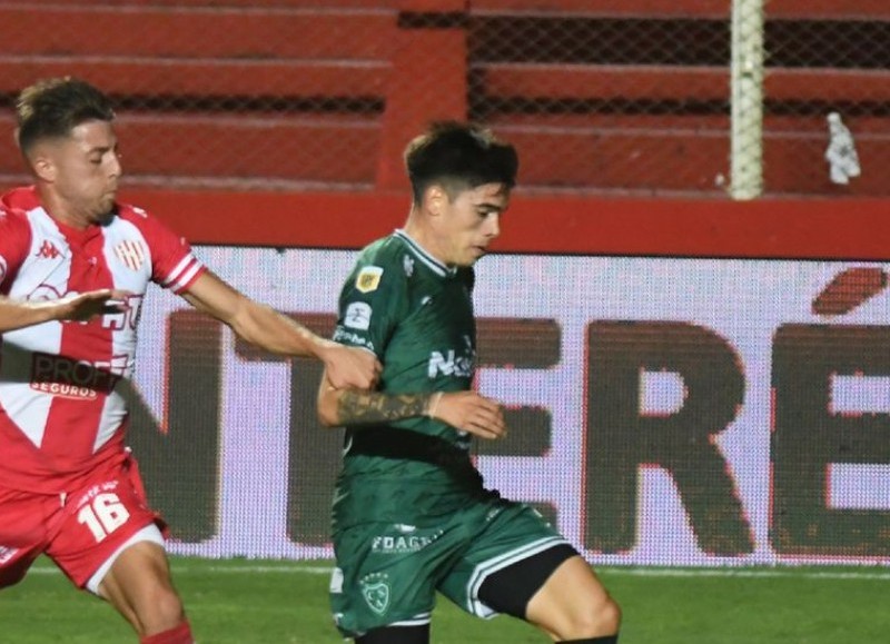 Crédito rojense defendiendo los colores de Sarmiento.