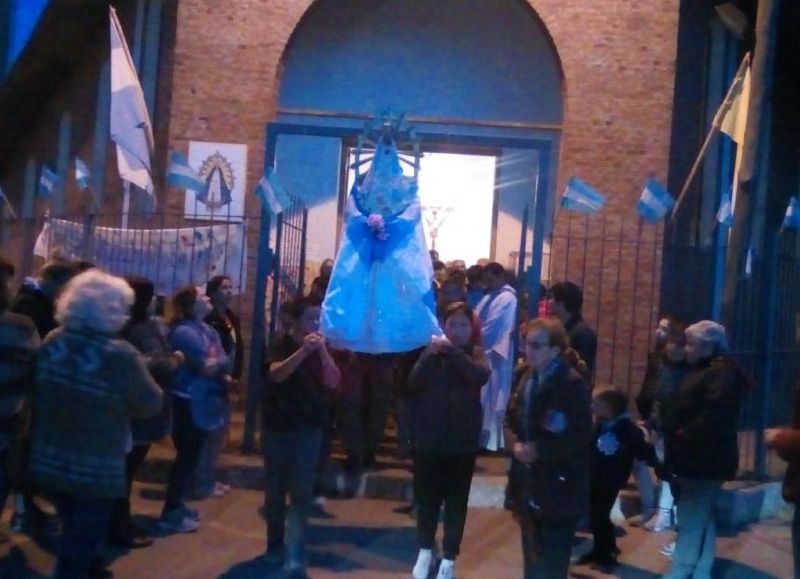 Procesión y misa en la capilla de Barrio Progreso.