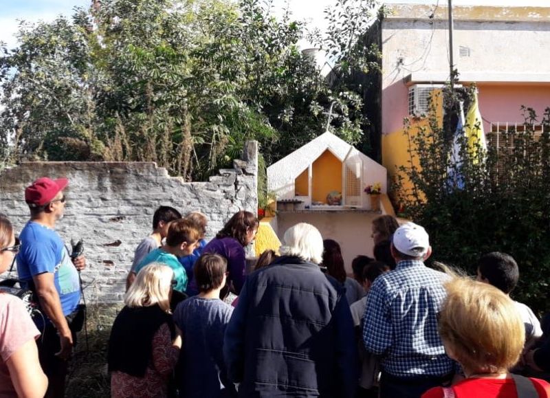 Procesión a la gruta del Barrio Medias Lunas.