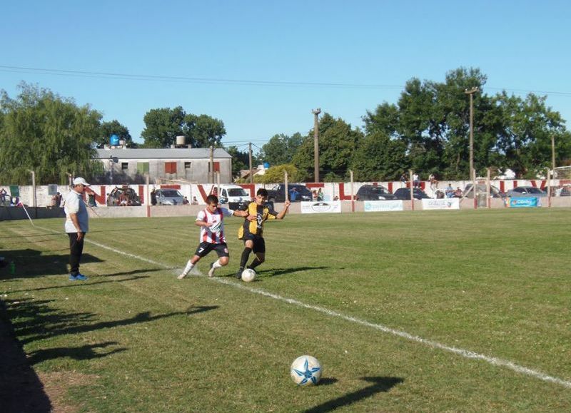 Sábado a las 17, El Huracán-Juventud; domingo a las 20.45, Argentino-Carabelas.