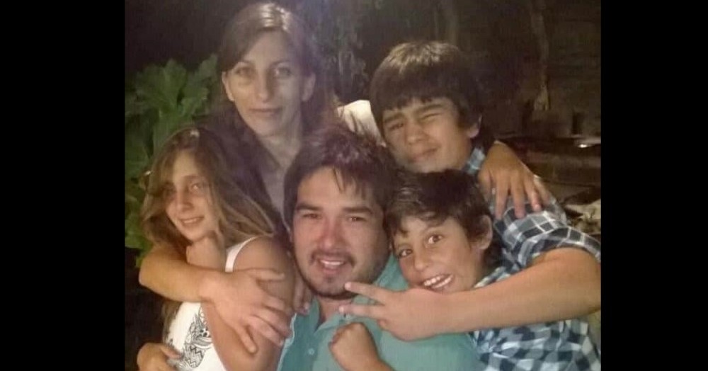 Ariel Paniagua junto a su familia.