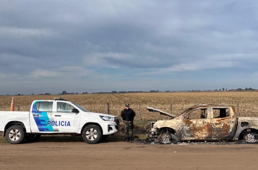 La camioneta fue consumida por el fuego.