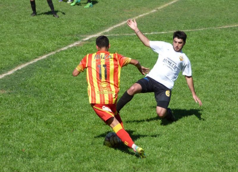 Vuelve a rodar el balón.