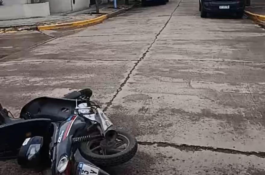 Choque entre auto y moto en Kennedy y Zapiola