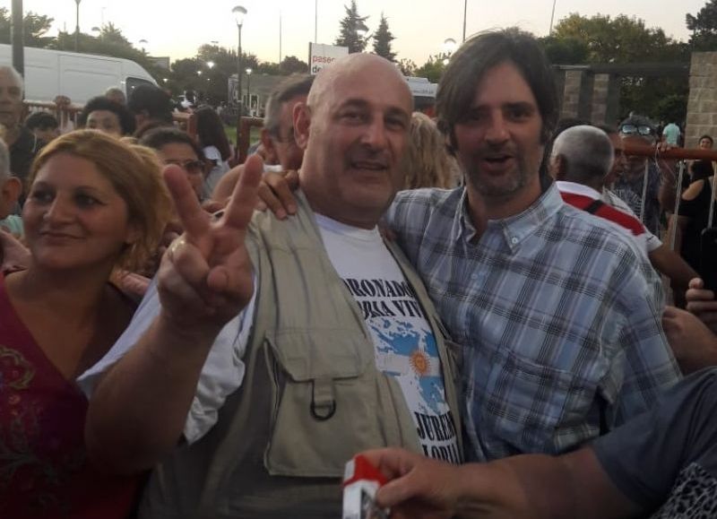 Maxi Pansu junto al candidato a gobernador por el Partido Republicano Federal, el periodista Santiago Cúneo.