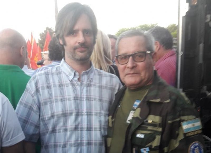 Maxi Pansu charló con el veterano de Malvinas, Manuel Bustos.