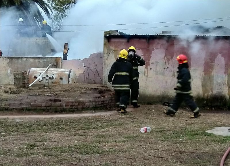 Bomberos en plena tarea contra el fuego