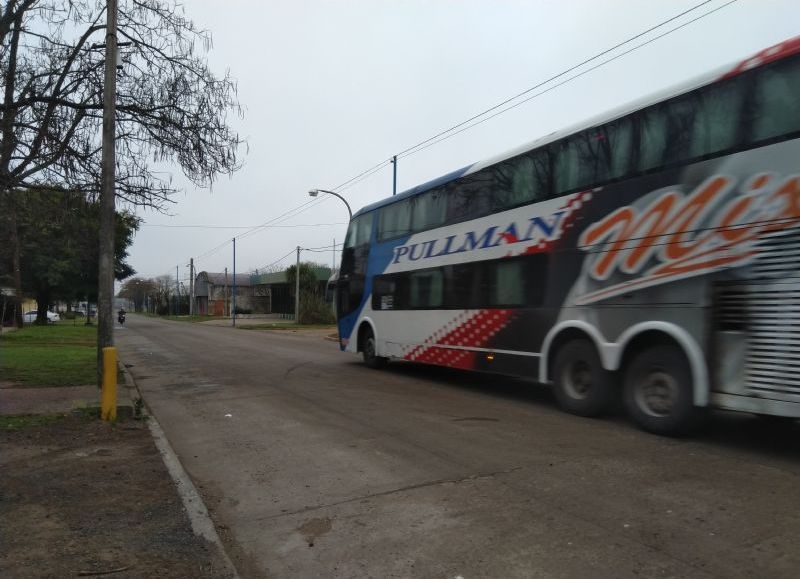 Ómnibus de la Empresa Pullman circulando a 80 km por hora.