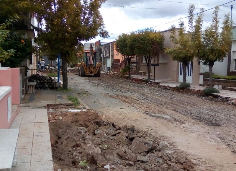 Cordón cuneta y reasfaltado de arterias céntricas.