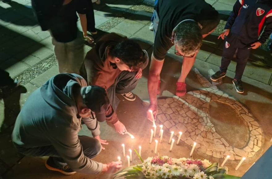 Vecinos, familiares de víctimas y dirigentes reafirmaron el pacto democrático en un emotivo acto