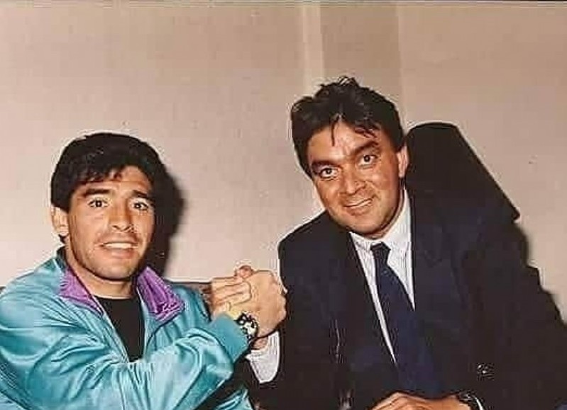 Estrechándole la mano a Maradona.