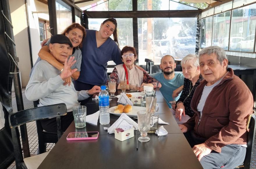 Continúan las salidas a desayunar con los abuelos del Hogar Municipal