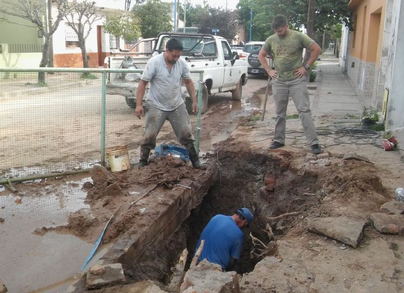 Los operarios se encontraron con una rotura.