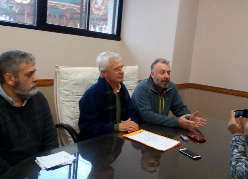 Autoridades municipales en conferencia de prensa.