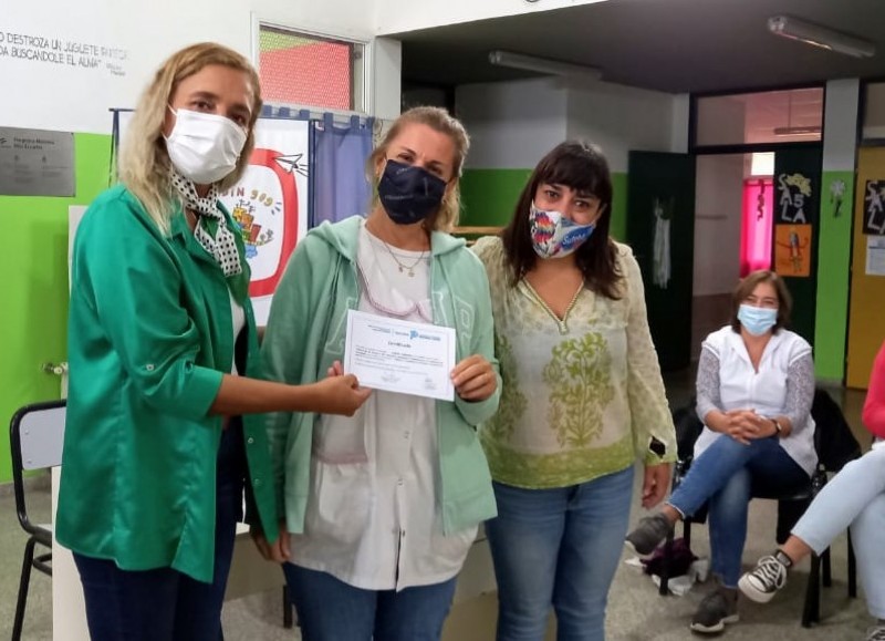 En el marco de las actividades del día de la Mujer, la Jefatura Distrital de Inspección realizó la entrega de certificados a docentes rojenses que realizaron el curso.