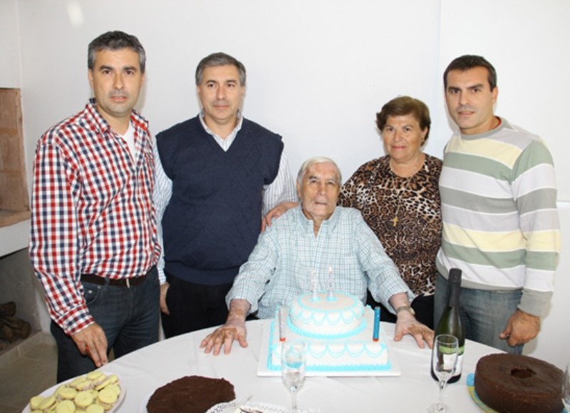 Carlos González junto a sus tres hijos y su esposa.