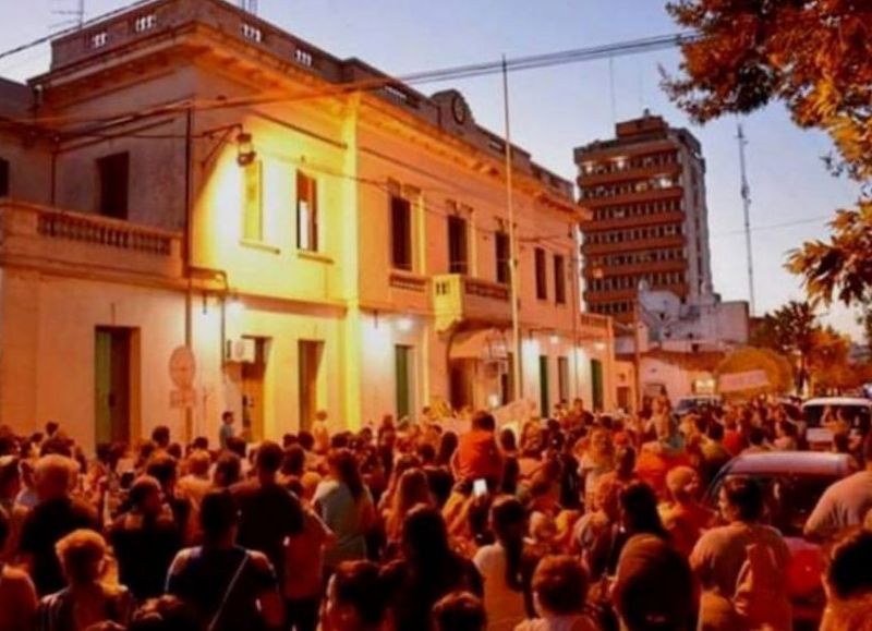 Los manifestantes se dirigieron a la comisaría y luego a la casa del intendente donde un grupo de personas arrojó huevos y piedras.
