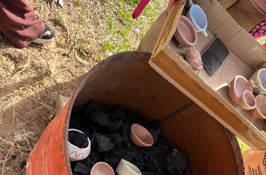 Del barro al fuego, cada pieza guarda el recorrido de quienes la crearon.