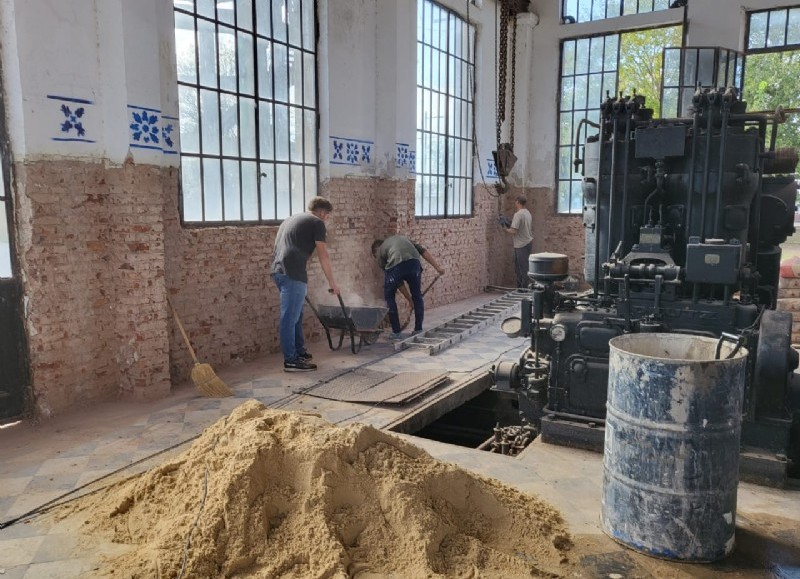 Labores en la antigua sala de máquinas de Obras Sanitarias.