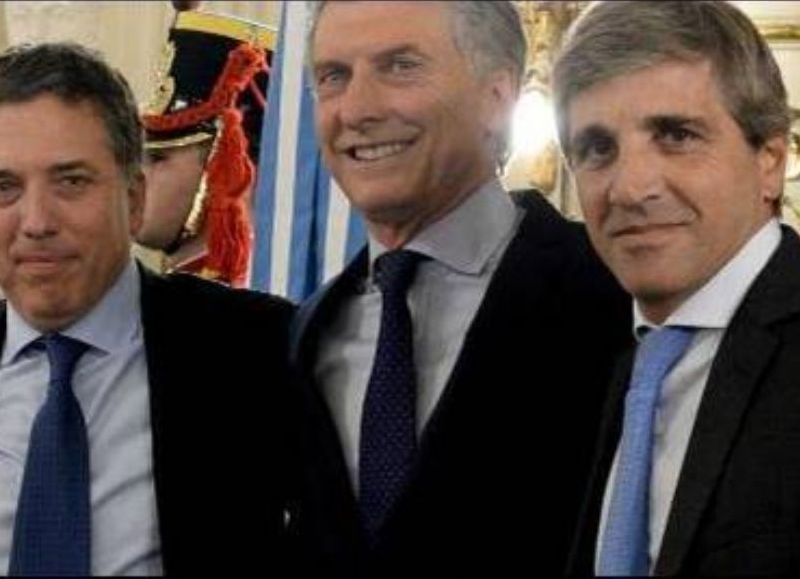 Macri flanqueado por Dujovne y Caputo.