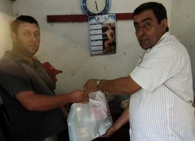 Entrega de bolsas de mercadería.