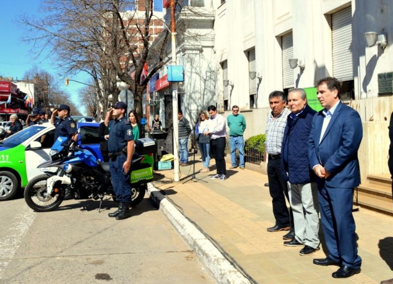 El intendente, Ricardo Alessandro, y el titular de la cartera de Seguridad del gobierno bonaerense, Cristian Ritondo, entregaron tres patrulleros y dos motos a la Policía comunal.