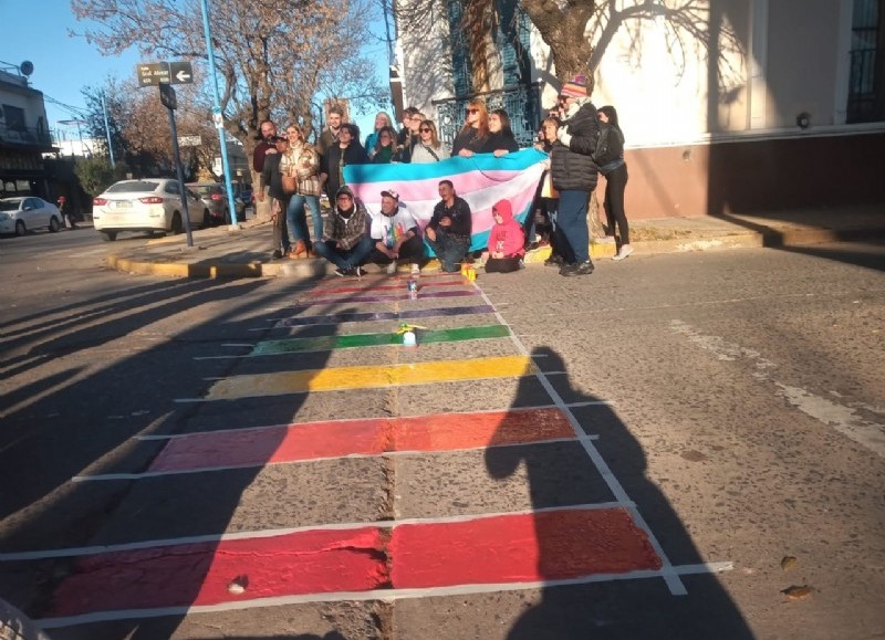 Se pintó una senda peatonal multicolor.