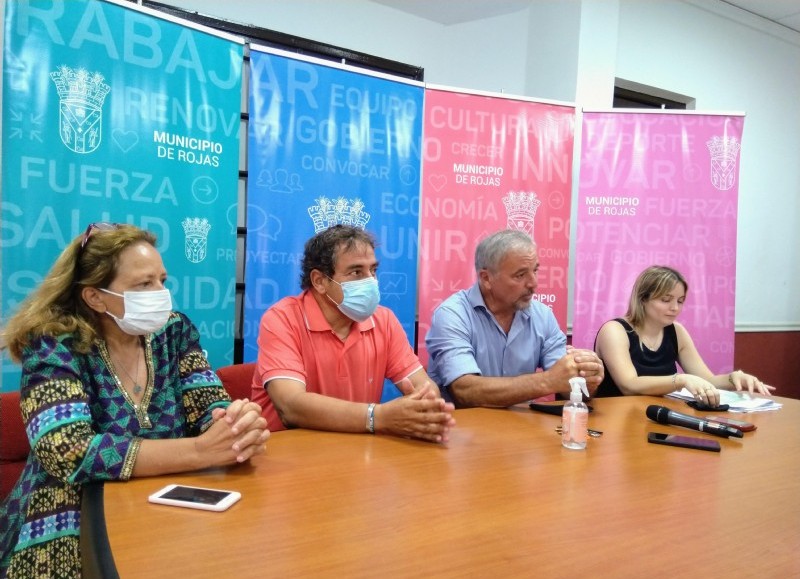 Conferencia de prensa encabezada por el intendente.