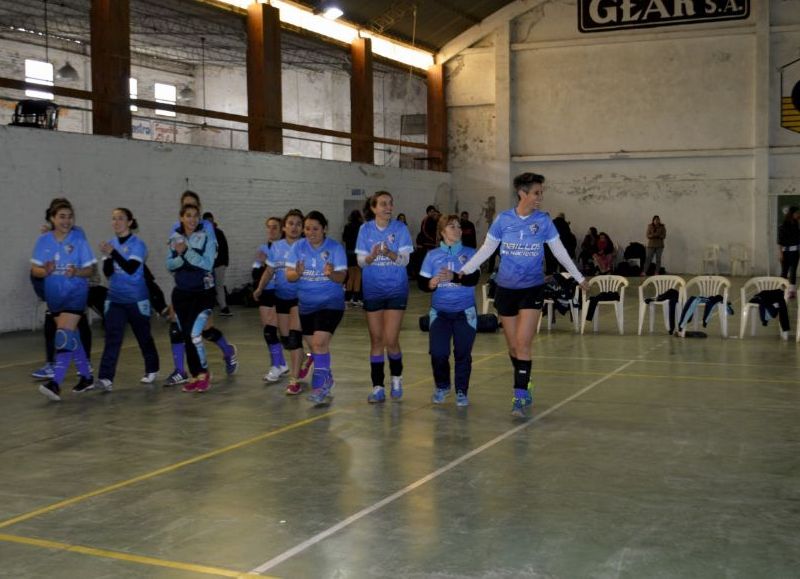 Entrando al gimnasio del Club Rivadavia.