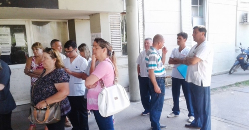 Los trabajadores en las puertas del hospital zonal de Junín.