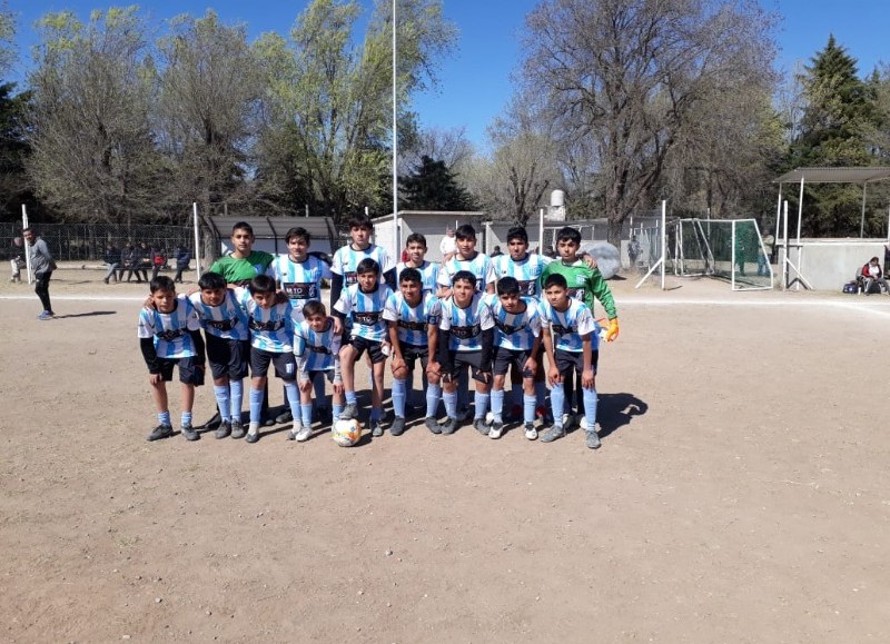 El club Racing de Valle Hermoso, apodado el "club del pueblo" tiene 5 categorías infanto-juveniles junto a las mayores en fútbol, porque no hay infantiles puras.