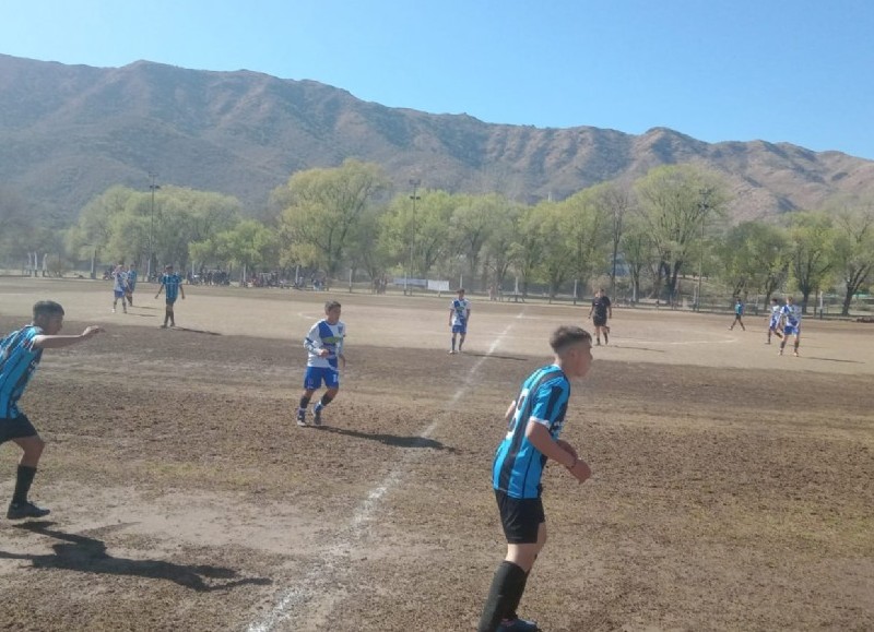 Patricio reconoce que en lo futbolístico, en Racing de Valle Hermoso hay una cantera con mucho futuro. El equipo compite en una liga regional de 24 clubes.