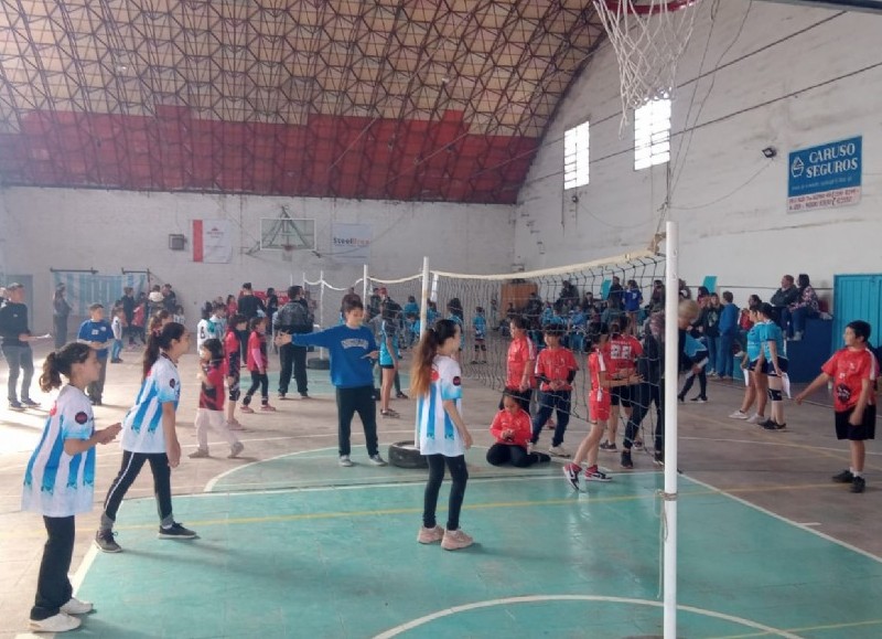 Además de fútbol, Racing de Valle Hermoso tiene categorías en handball, voley, básquet y otras actividades.