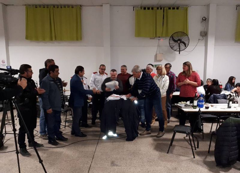Entrega de trajes antiflama.