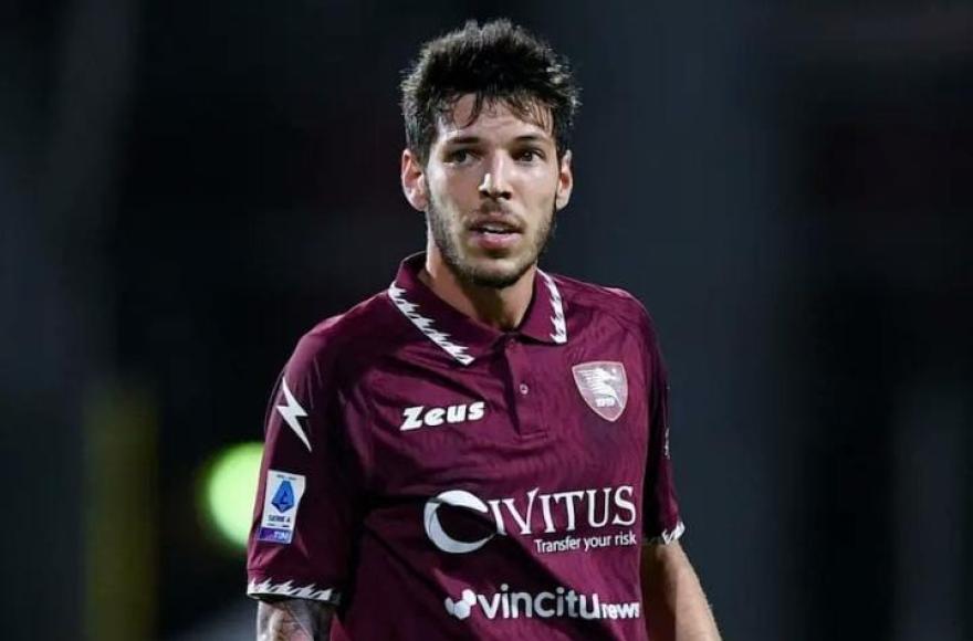 Con la camiseta del Salernitana.