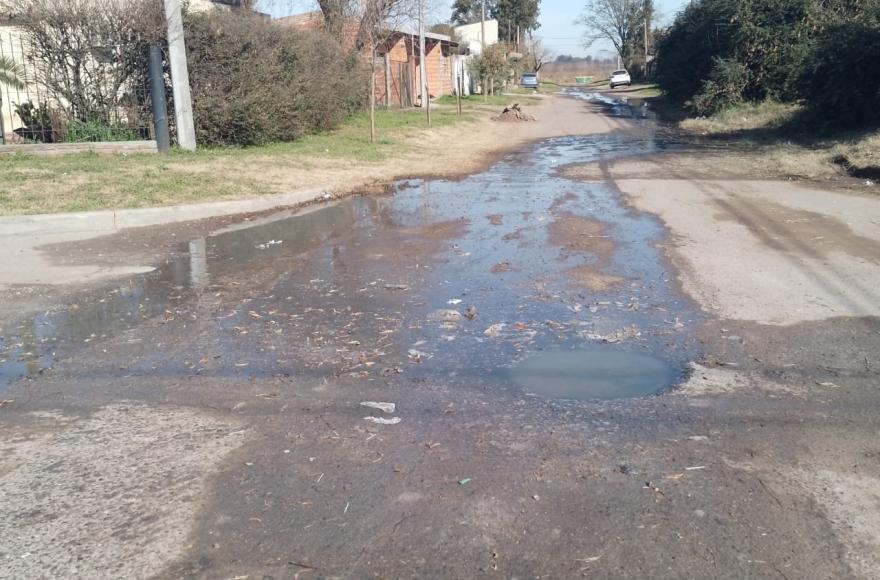 Vecinos del barrio Santa Teresa expresaron su malestar por el mal funcionamiento del sistema cloacal en las últimas semanas.