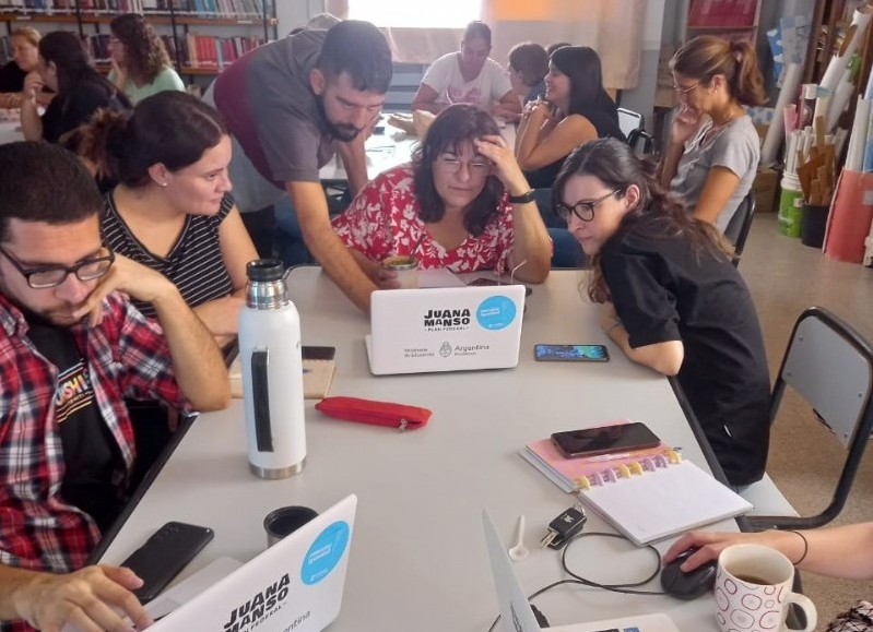 Docentes y directivos se preparan para las clases.