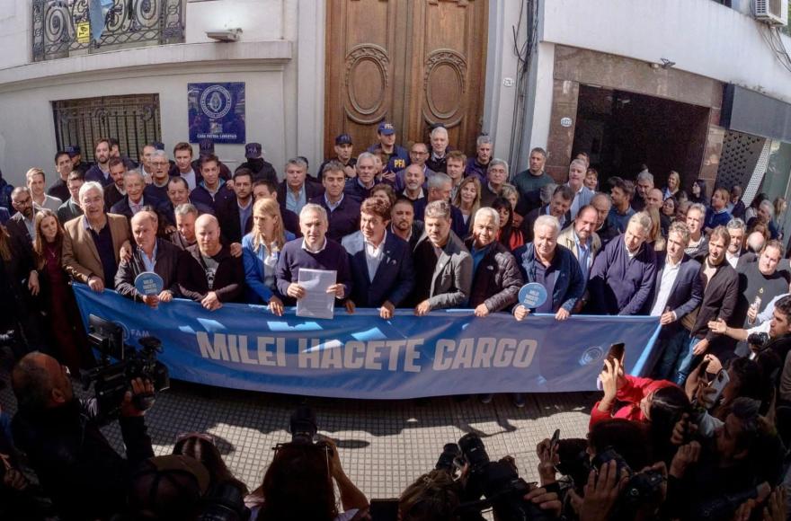 Los dirigentes peronistas se congregaron en la puerta del Ministerio de Capital Humano.