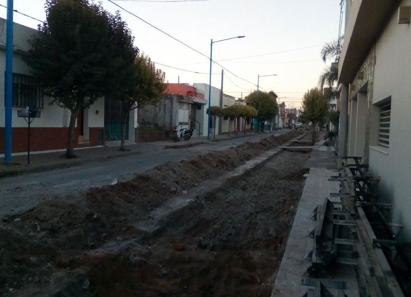 CLYFER está trabajando en calle Lavalle entre Paso y General Frías.