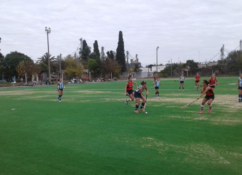 La nueva cancha de sintético, a pleno.