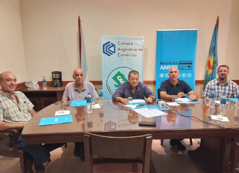 Santiago Fraschina junto a Leonardo Milán, de la ANSeS Rojas y miembros de la Cámara de Comercio: Carlos Troilo, Alfredo Olego y Carlos Aloé.