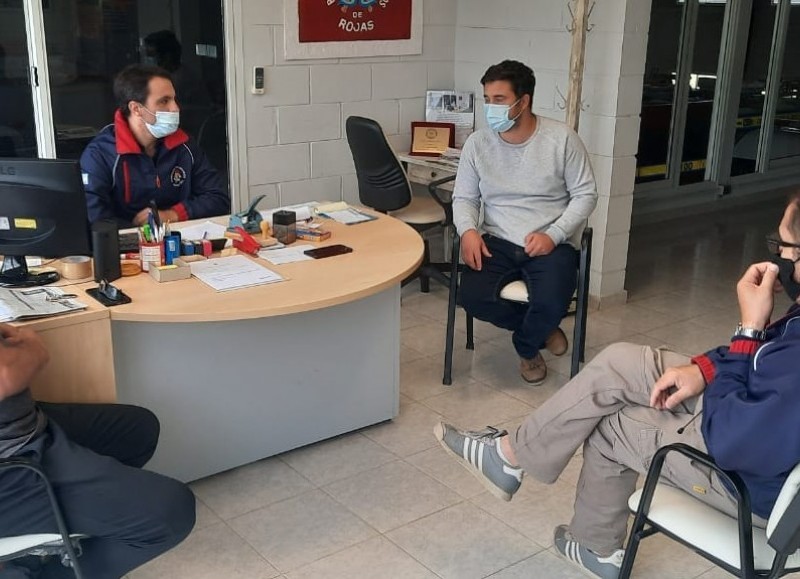 Ricky Bini junto a la conducción de Bomberos Voluntarios de Rojas.