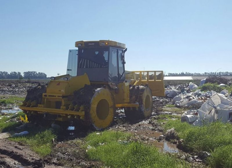 Se trata de un tractor compactador.