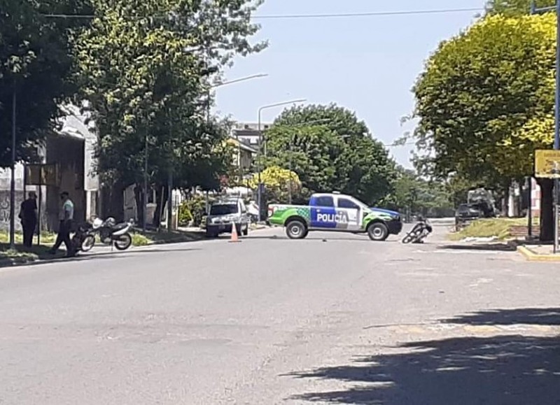 Intervención policial para ordenar el tránsito.